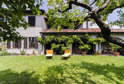 Foto Rustico a Cassago Brianza Centro di 500 m² con 10 locali in vendita