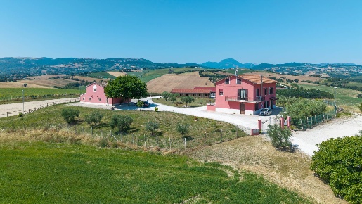 Foto Rustico in via cervidone 3, Cingoli di 482 m² con 8 locali in vendita