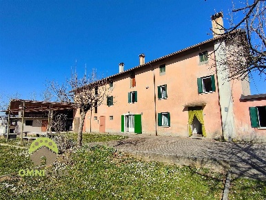 Foto Rustico a Colloredo di Monte Albano di 220 m² con 3 locali in vendita