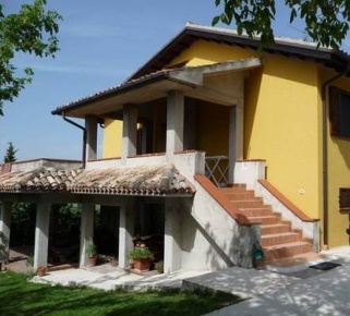 Foto Rustico a San Severino Marche di 248 m² con 10 locali in vendita