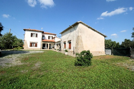 Foto Rustico a Roccastrada Centro di 384 m² con 10 locali in vendita