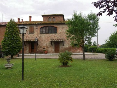 Foto Rustico a Sinalunga Guazzino di 400 m² con 7 locali in vendita