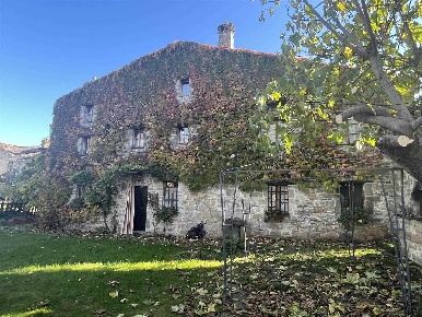Foto Rustico a Lugagnano Val d'Arda Monte di 200 m² con 6 locali in vendita