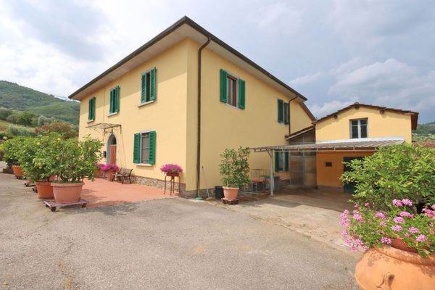 Foto Rustico in Via dei Giannini, Montecatini-Terme di 470 m² con 9 locali