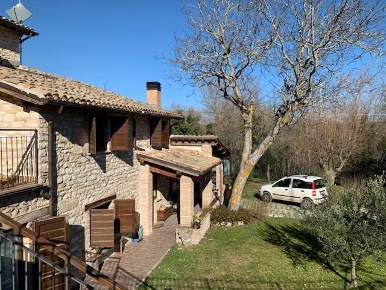 Foto Rustico a Muccia di 200 m² con 10 locali in vendita