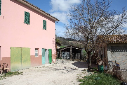 Foto Rustico a Camerino di 332 m² con 8 locali in vendita