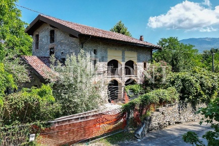 Foto Rustico a Besozzo Centro di 600 m² con 21 locali in vendita