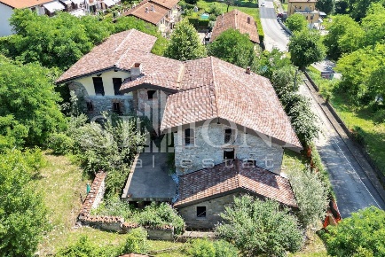 Foto Rustico a Besozzo Centro di 600 m² con 21 locali in vendita