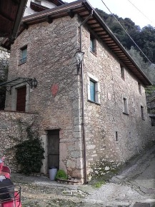 Foto Rustico a Camaiore Camaiore Paese di 100 m² con 5 locali in vendita