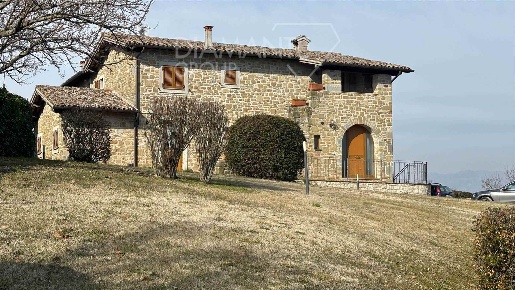 Foto Rustico a Gubbio Centro di 490 m² con 11 locali in vendita