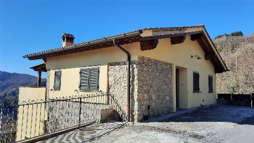 Foto Rustico a Molazzana di 180 m² con 7 locali in vendita
