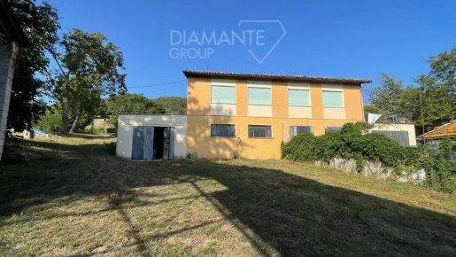 Foto Rustico a Urbania Centro di 510 m² con 4 locali in vendita