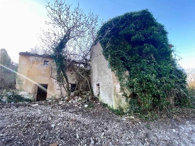 Foto Rustico a Castelraimondo di 179 m² con 5 locali in vendita