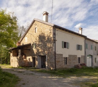 Foto Rustico a Polinago Centro di 124 m² con 9 locali in vendita