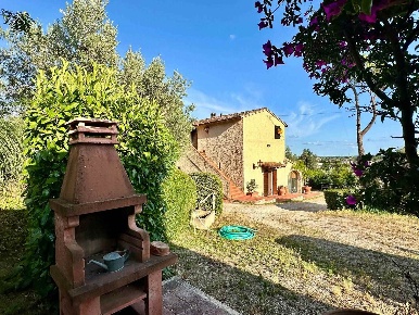 Foto Rustico a Campiglia Marittima di 236 m² con 8 locali in vendita