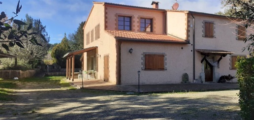 Foto Rustico a Roccastrada Centro di 240 m² con 10 locali in vendita