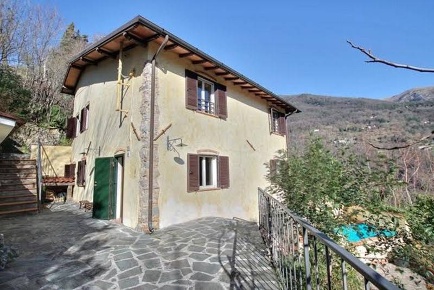 Foto Rustico a Camaiore Camaiore Paese di 200 m² con 8 locali in vendita