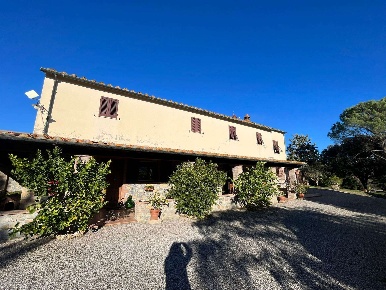Foto Rustico a Pomarance di 400 m² con 9 locali in vendita