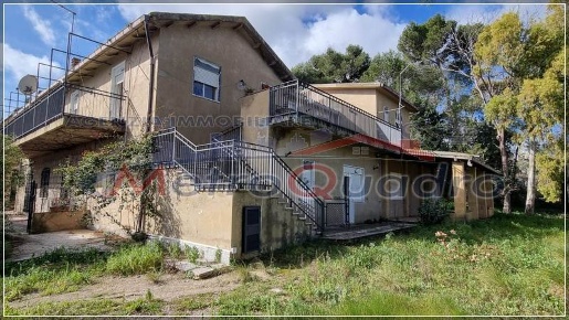 Foto Rustico a Canicattì di 350 m² con 16 locali in vendita