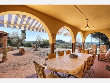 Foto Rustico a Campiglia Marittima di 300 m² con 11 locali in vendita
