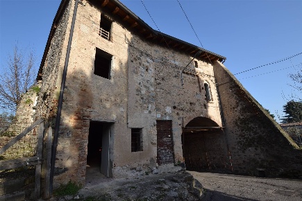 Foto Rustico a Calvagese della Riviera Centro di 210 m² con 7 locali