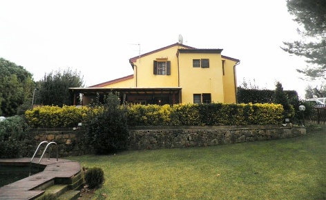 Foto Rustico a Crespina Lorenzana di 240 m² con 10 locali in vendita