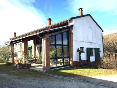 Foto Rustico in strada Cafragna 17, Fornovo di Taro di 426 m² con 10 locali