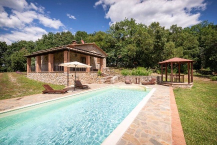 Foto Rustico a Roccastrada Centro di 217 m² con 5 locali in vendita