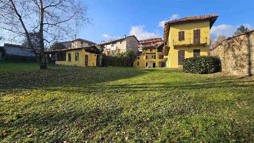 Foto Rustico a Pollone di 820 m² con 10 locali in vendita