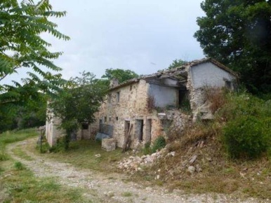 Foto Rustico a San Severino Marche Centro di 300 m² con 7 locali in vendita