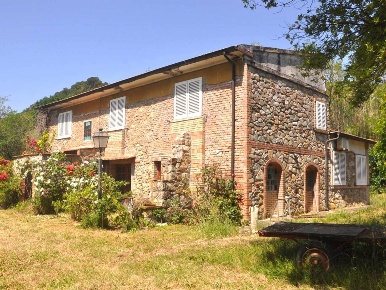 Foto Rustico a Riparbella di 390 m² con 6 locali in vendita