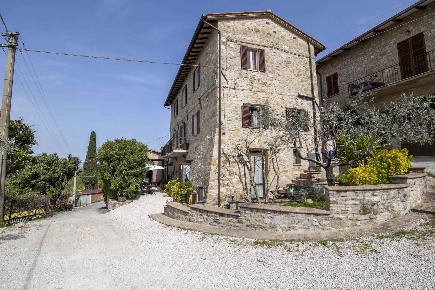 Foto Rustico in Via Madre Terra 21, Assisi di 315 m² con 7 locali