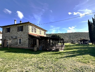 Foto Rustico a Monteverdi Marittimo di 423 m² con 10 locali in vendita