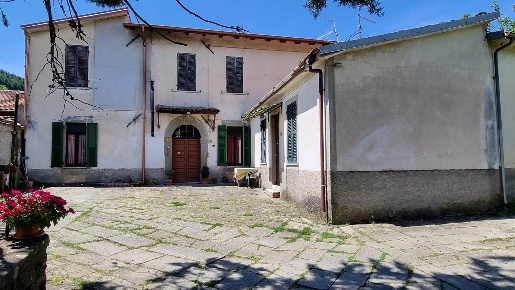 Foto Rustico a Casola in Lunigiana Centro di 415 m² con 12 locali