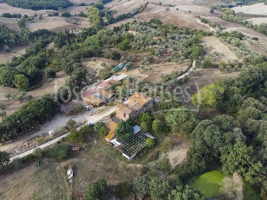 Foto Rustico a Asciano Centro di 550 m² con 10 locali in vendita