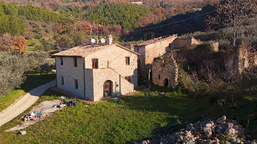 Foto Rustico in Via Renaro 1, Spello di 235 m² con 5 locali in vendita