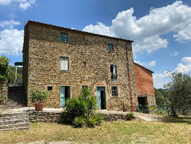 Foto Rustico a Castiglion Fiorentino di 300 m² con 10 locali in vendita