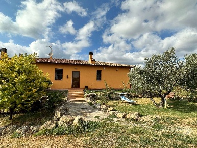 Foto Rustico a Roccastrada di 309 m² con 8 locali in vendita