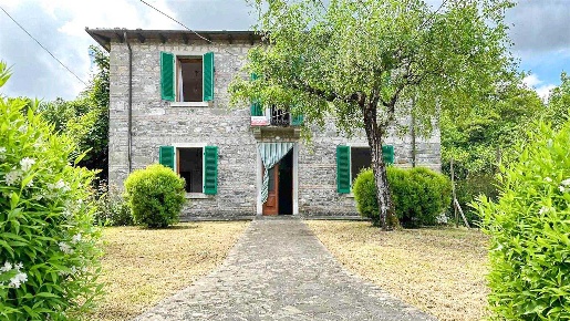 Foto Rustico a Camporgiano Centro di 203 m² con 11 locali in vendita