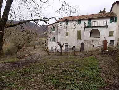 Foto Rustico a Dicomano di 100 m² con 5 locali in vendita