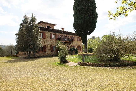 Foto Rustico a Monticiano di 381 m² con 12 locali in vendita