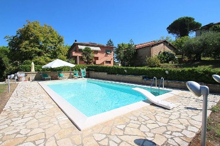 Foto Rustico a Terricciola Centro di 370 m² con 6 locali in vendita