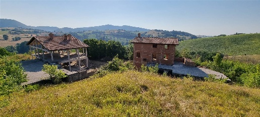Foto Rustico a San Severino Marche di 542 m² con 11 locali in vendita