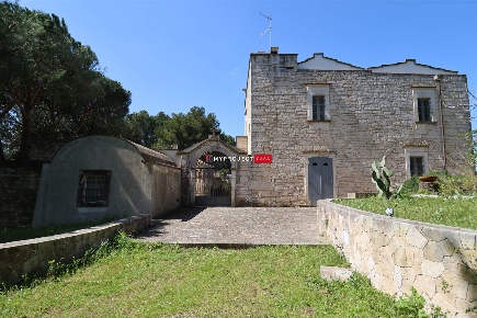 Foto Rustico in Strada Madonna Dell'Arco 29, Martina Franca di 450 m²