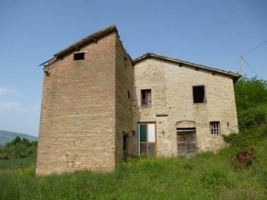 Foto Rustico a San Severino Marche di 150 m² con 6 locali in vendita