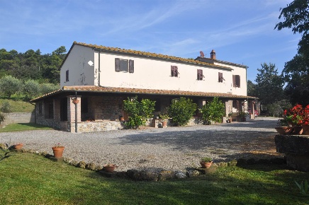 Foto Rustico in Strada Provinciale 47, Pomarance di 440 m² con 12 locali