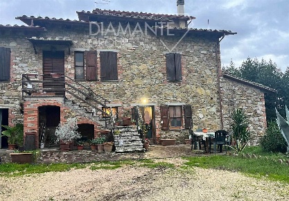 Foto Rustico a Paciano Centro di 140 m² con 6 locali in vendita