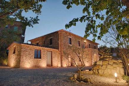 Foto Rustico a Chianciano Terme Centro di 300 m² con 10 locali in vendita