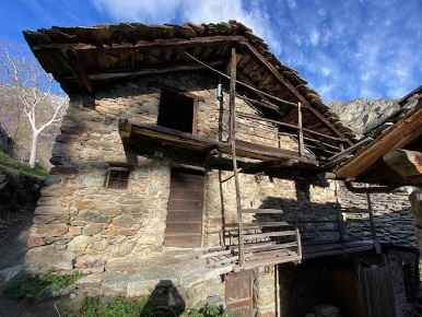 Foto Rustico in Frazòione Fey Inferiore 11, Perloz di 220 m² con 8 locali