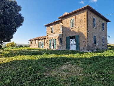 Foto Rustico in strada carcarella, Tuscania di 407 m² con 10 locali